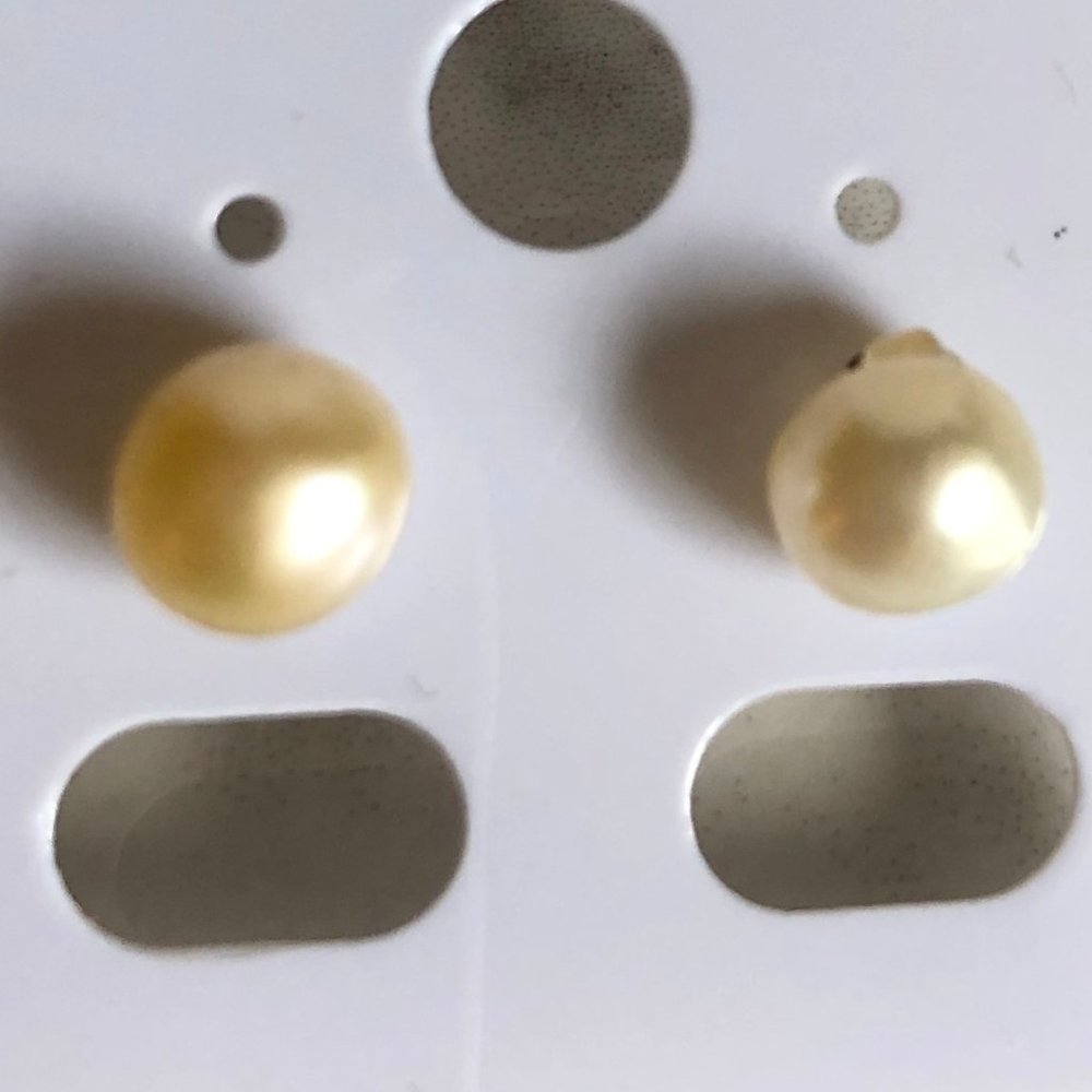 Classic pearl studded earrings